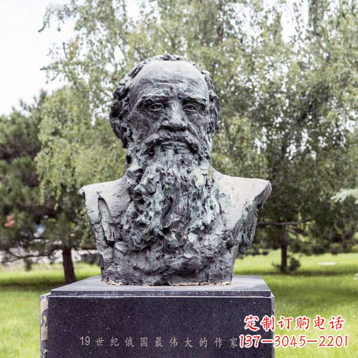 绵阳19世纪俄国最伟大的作家列夫·尼古拉耶维奇·托尔斯泰雕像
