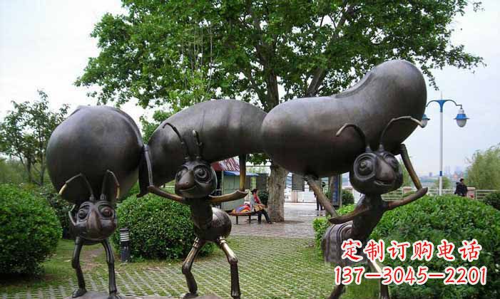 绵阳蚂蚁之美搬运粮食的公园铜雕