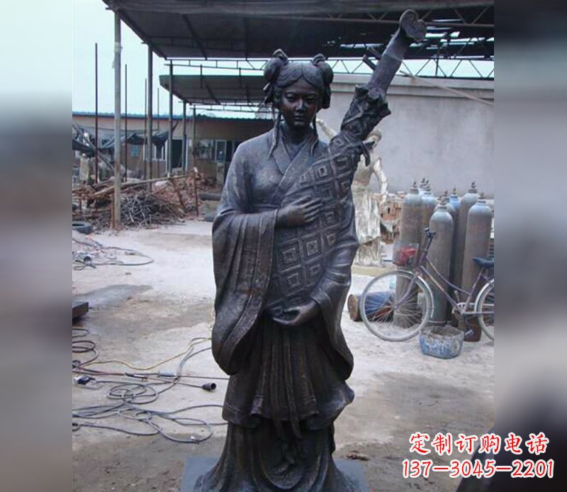 绵阳抱乐器女人公园人物雕塑