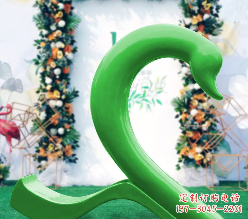 绵阳新颖抢眼的玻璃钢爱心天鹅雕塑