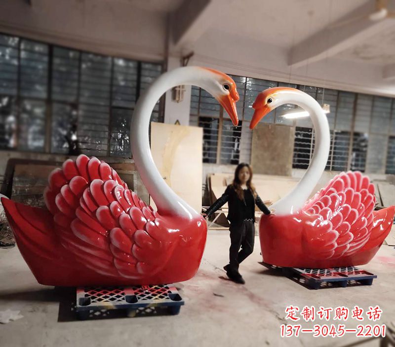 绵阳天鹅玻璃钢爱心婚礼景观摆件