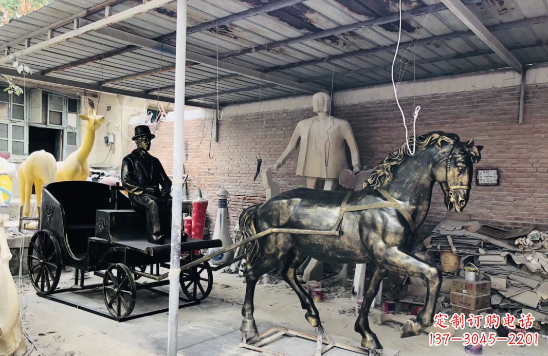 绵阳玻璃钢仿铜马车雕塑——给广场景观增添绚丽色彩
