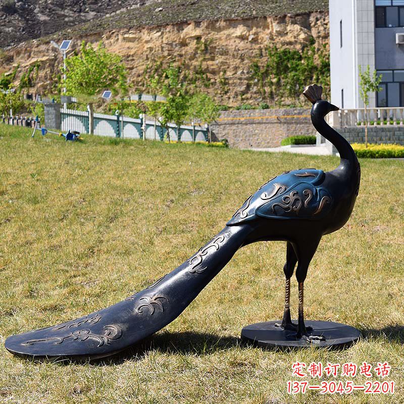 绵阳玻璃钢仿铜孔雀雕塑精美雕刻,给园林草坪增添灵气
