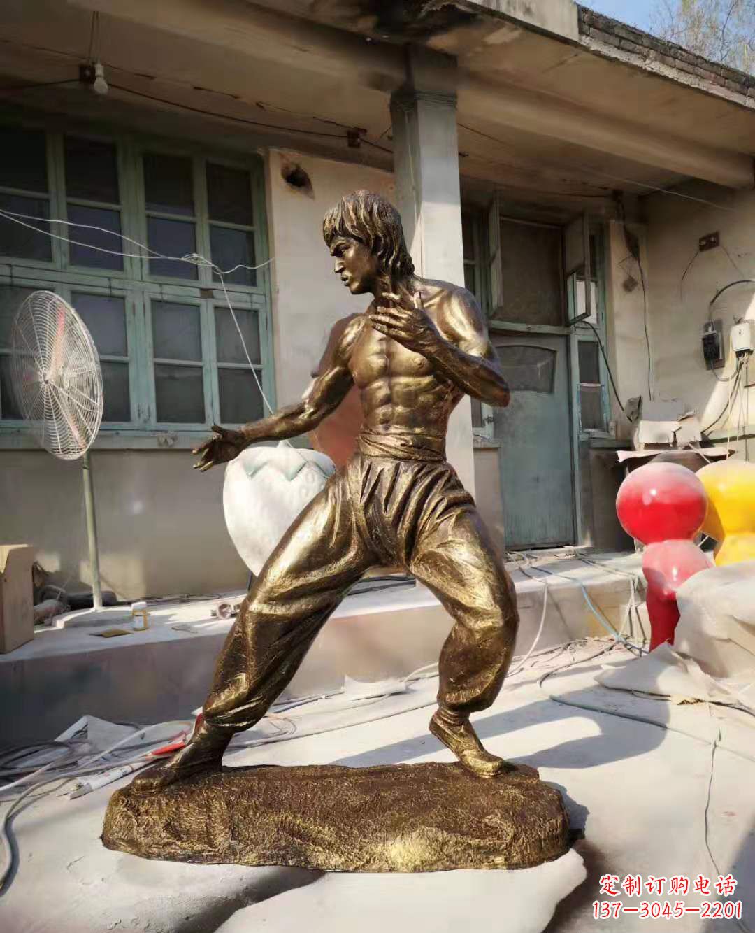 绵阳铜像传奇——李小龙雕塑