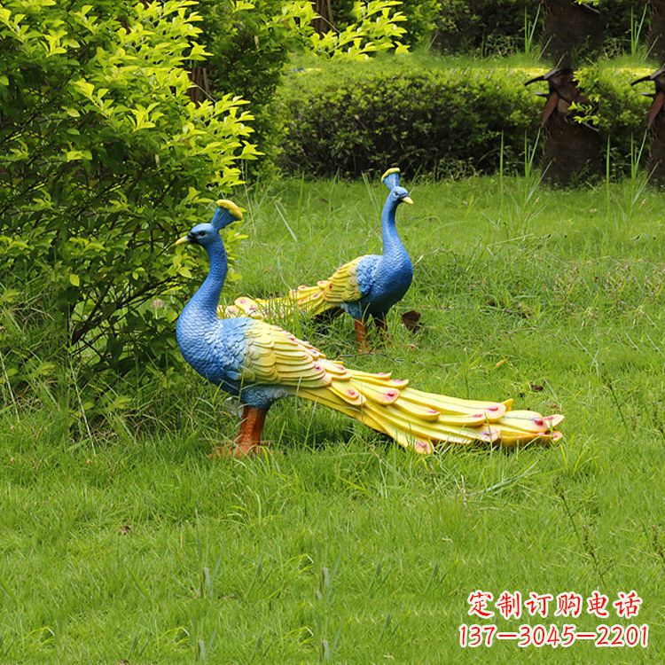 绵阳玻璃钢孔雀雕塑——艺术点缀公园草坪