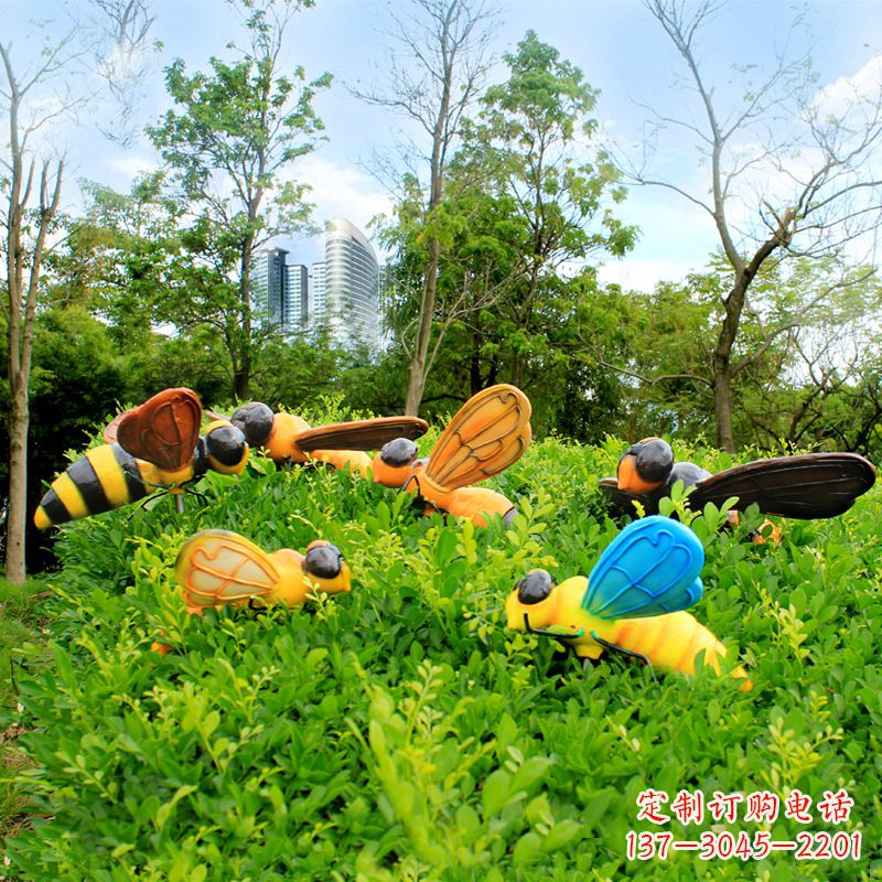 绵阳公园草丛中的蜜蜂雕塑