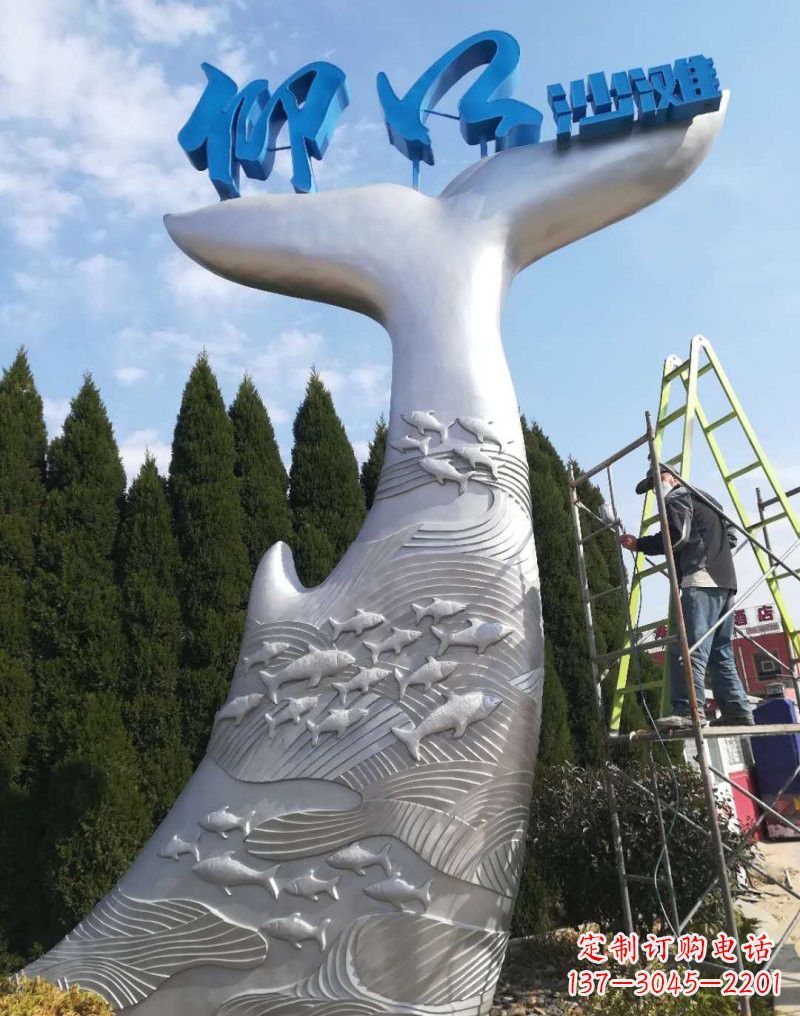 绵阳城市中的鲨鱼雕塑