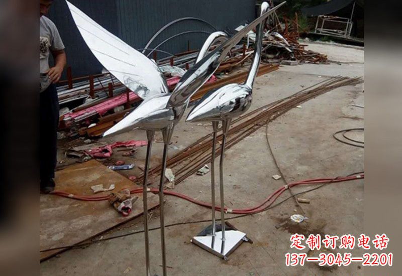 绵阳不锈钢仙鹤雕塑象征着美丽与和谐
