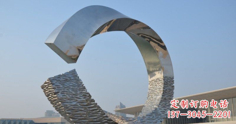 绵阳环绕城市的不锈钢圆环雕塑
