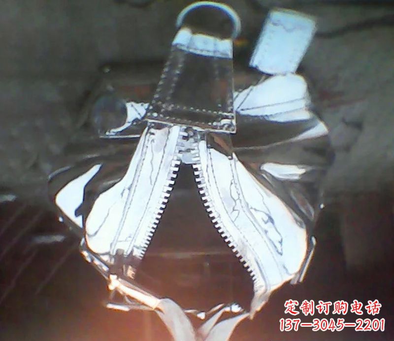 绵阳精美不锈钢手提包雕塑