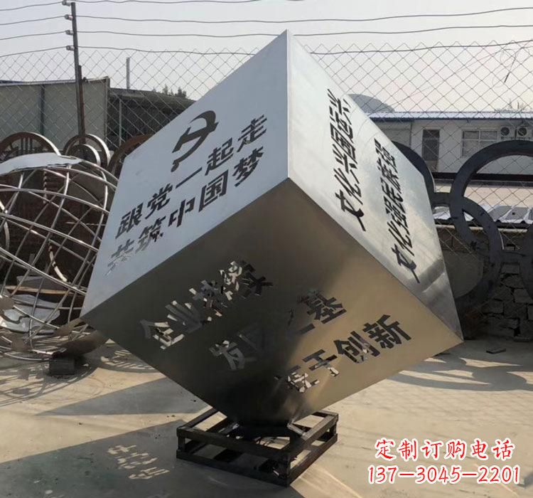 绵阳不锈钢灯饰魔方雕塑——精妙艺术