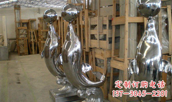 绵阳不锈钢顶球海豚雕塑融合精美艺术与实用功能