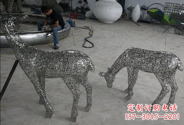 绵阳不锈钢动物镂空鹿雕塑精美的艺术品
