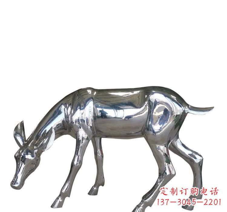 绵阳不锈钢公园草坪上的鹿雕塑——让美景更加完美