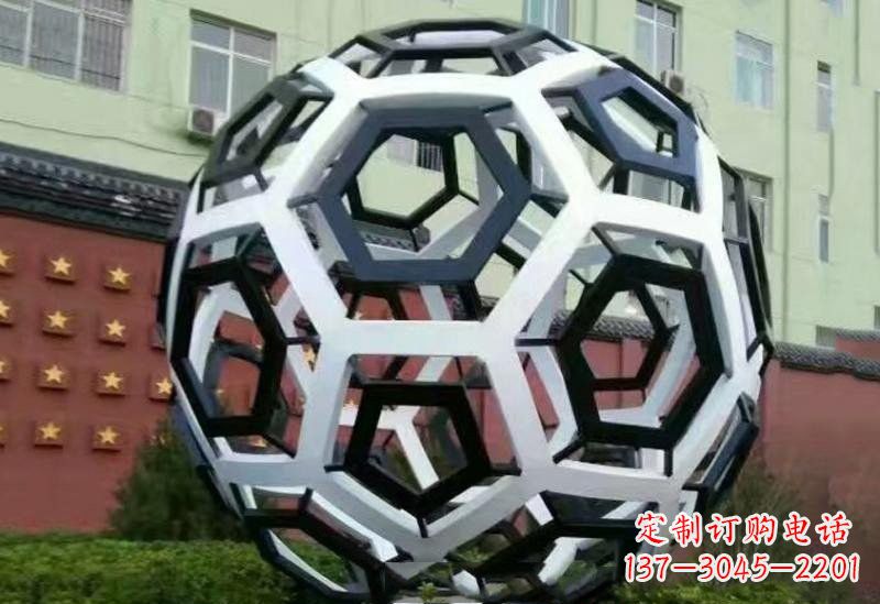 绵阳不锈钢公园的镂空足球雕塑