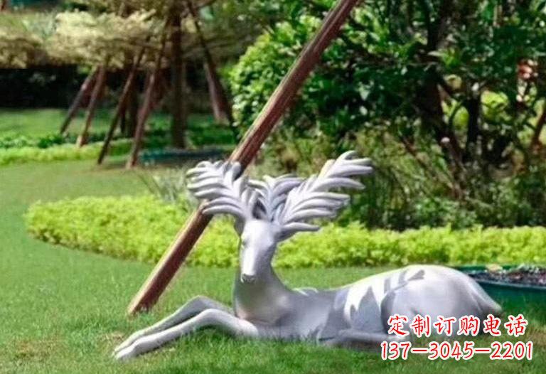 绵阳不锈钢公园大角鹿雕塑精致而美丽