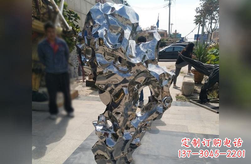 绵阳太湖石雕塑——点缀不锈钢公园