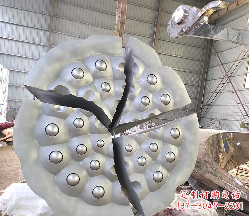 绵阳不锈钢公园莲蓬雕塑高贵雍容的象征