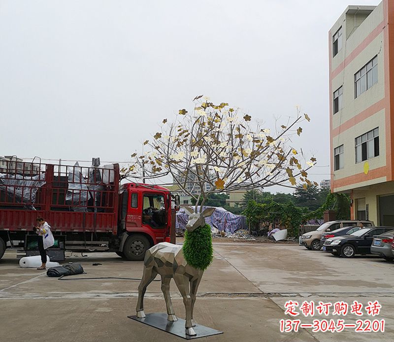 绵阳不锈钢公园的梅花鹿雕塑