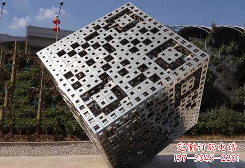 绵阳不锈钢广场上的魔方雕塑