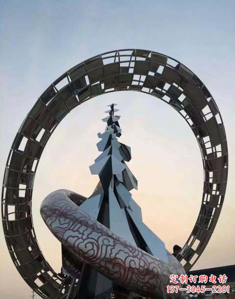 绵阳不锈钢广场上的松树雕塑