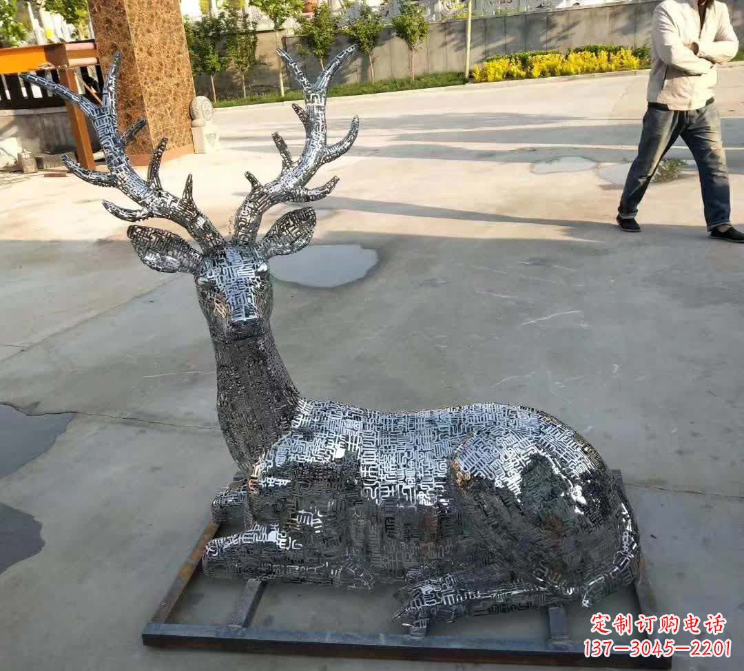 绵阳梅花鹿雕塑点缀不锈钢广场星空
