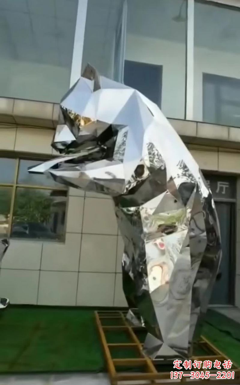 绵阳不锈钢镜面熊雕塑——把动物雕塑带入现代