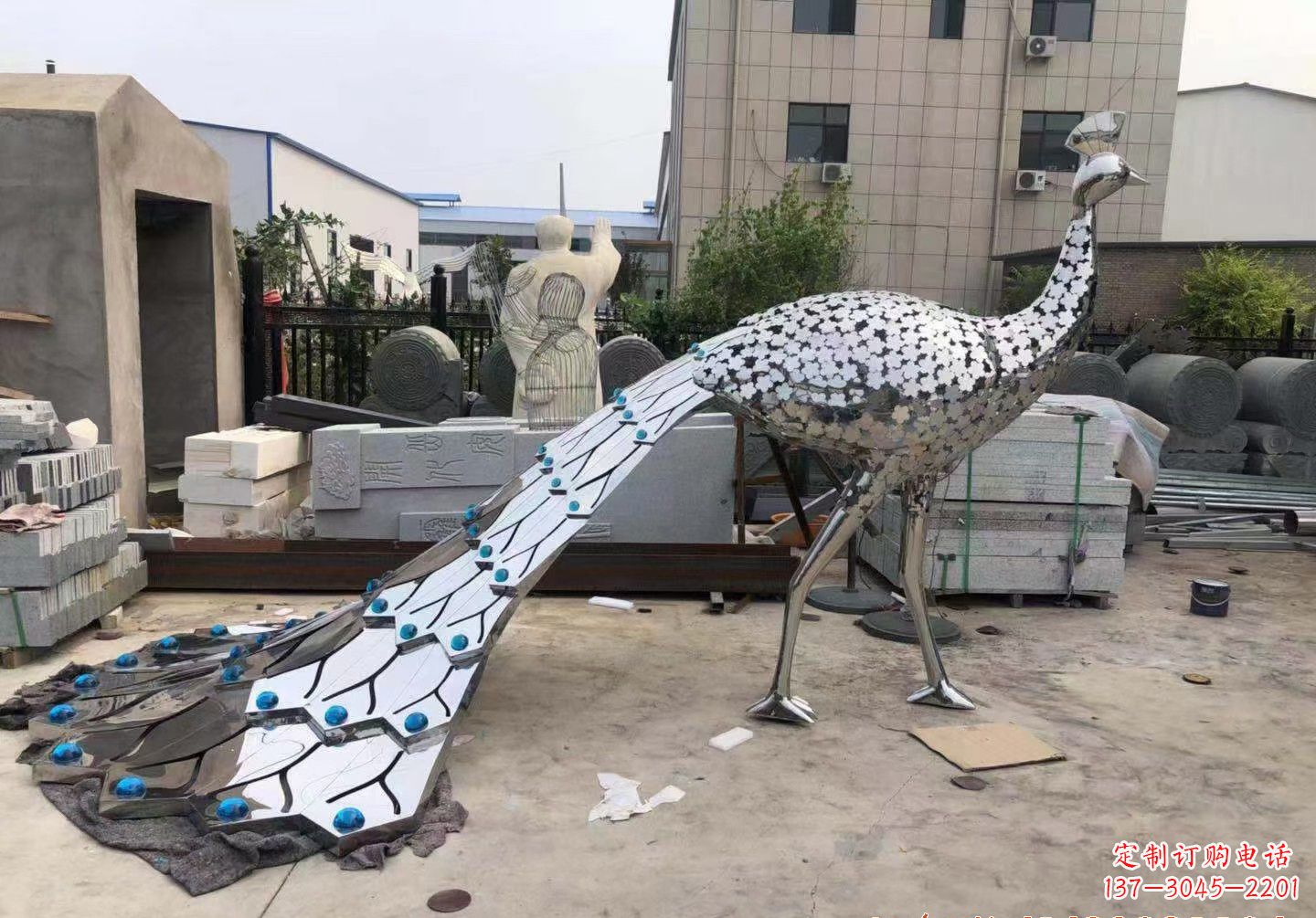 绵阳不锈钢孔雀雕塑象征着美丽的自然