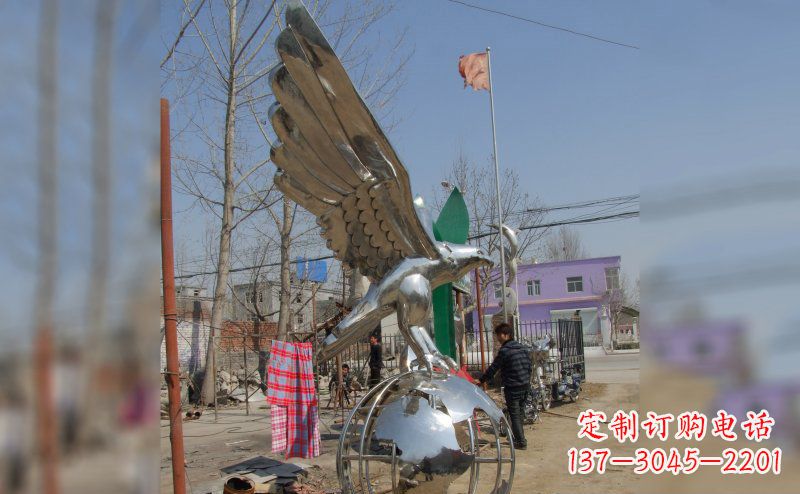 绵阳不锈钢老鹰雕塑象征力量与美丽
