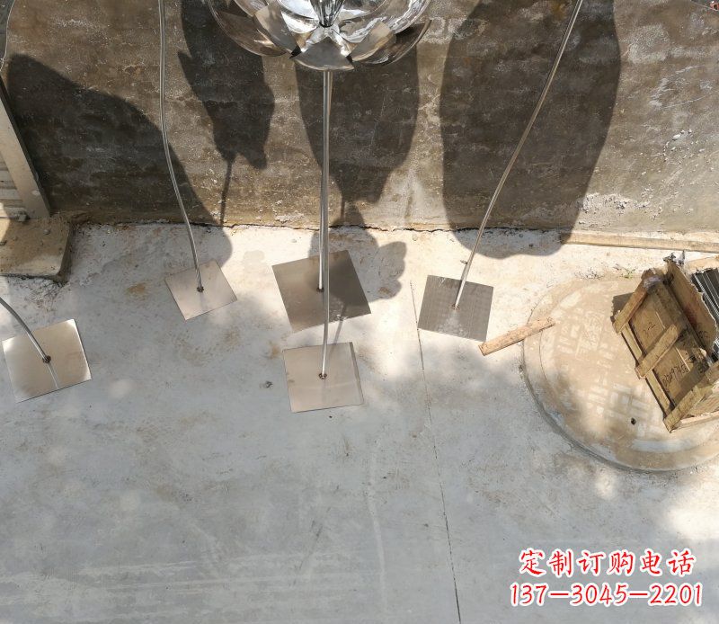 绵阳不锈钢荷叶雕塑给大厅带来精致优雅