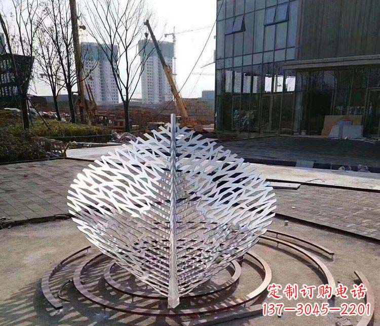 绵阳不锈钢镂空树叶雕塑精美雕刻的艺术