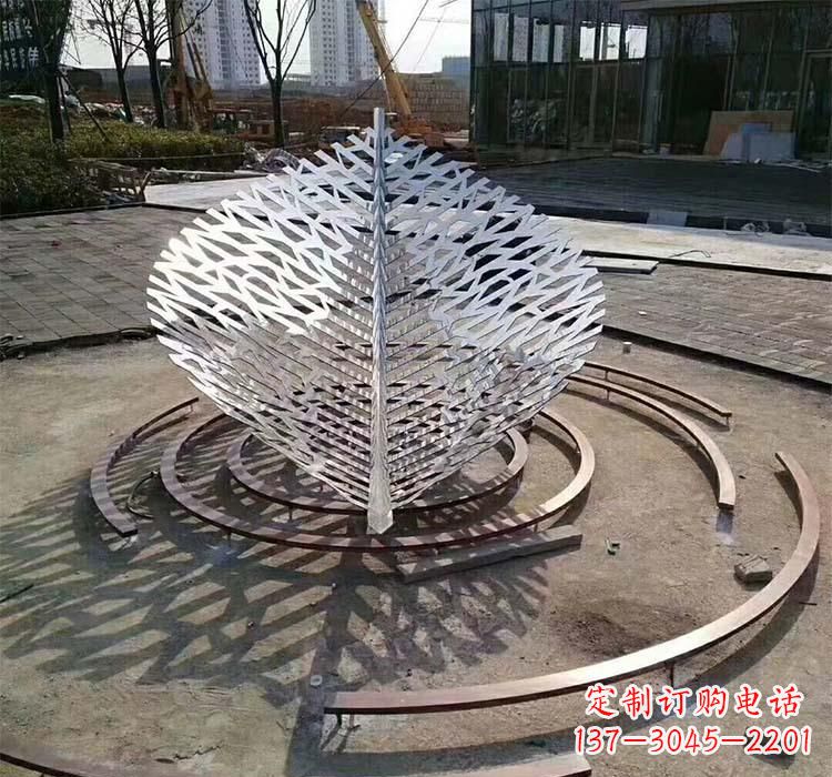 绵阳不锈钢镂空树叶雕塑——给环境带来美丽