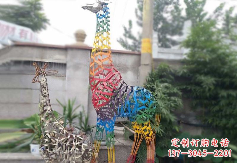 绵阳长颈鹿雕塑优雅而古典的艺术