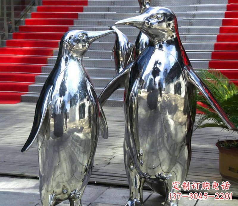 绵阳不锈钢企鹅雕塑传递着浓浓爱意