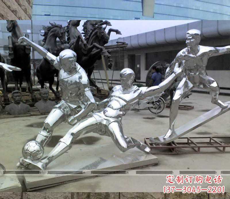 绵阳玩足球的不锈钢雕塑