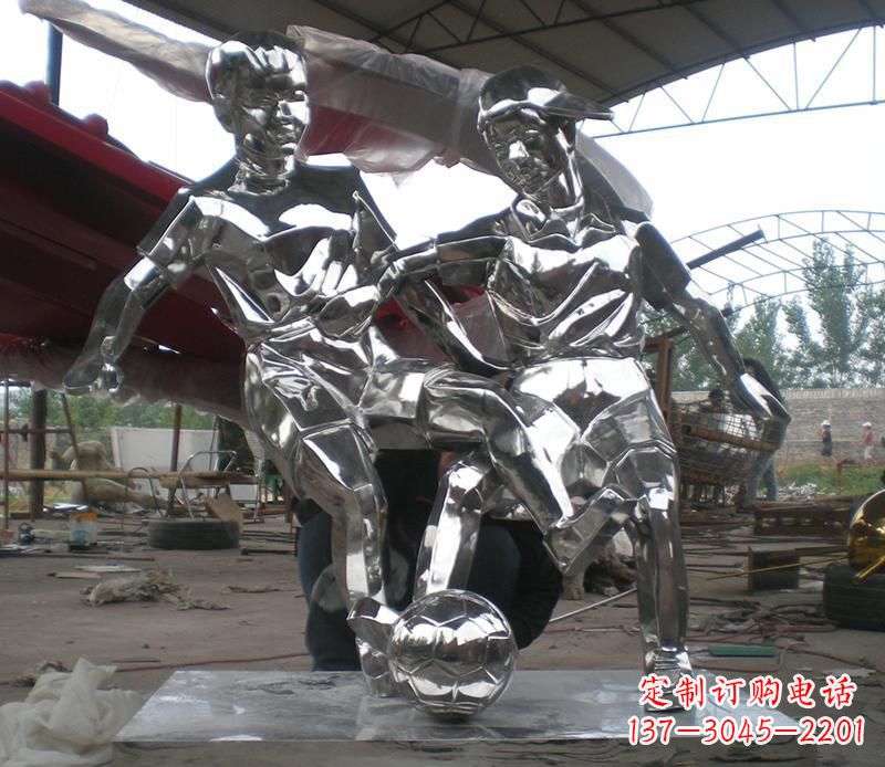 绵阳展现足球精神的不锈钢雕塑