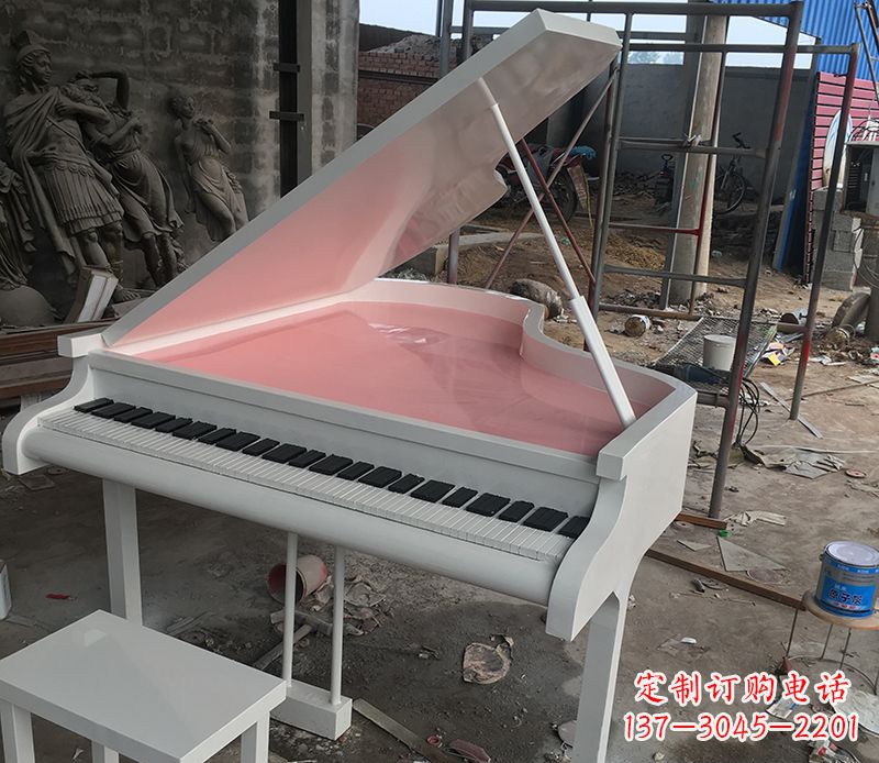 绵阳校园里的钢琴雕塑
