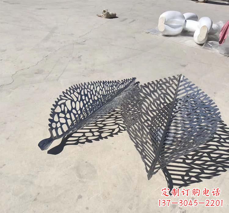 绵阳不锈钢园林镂空树叶雕塑给空间增添美感