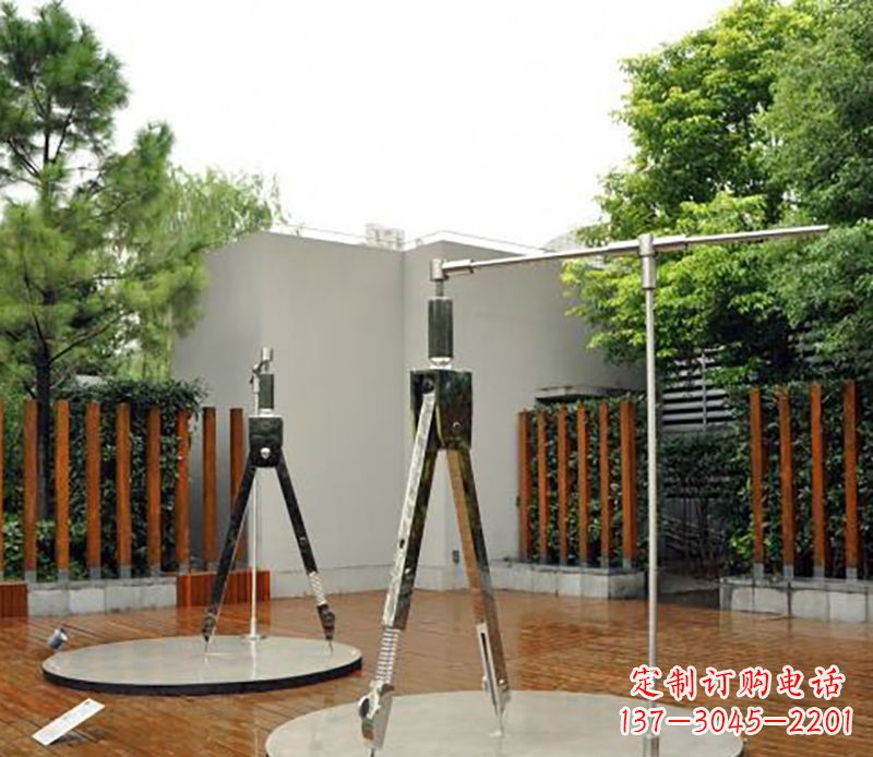 绵阳以不锈钢精雕细琢的圆规雕塑