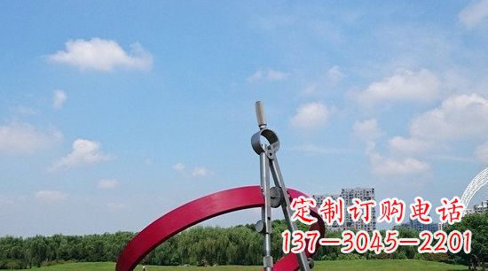 绵阳不锈钢圆规雕塑环绕着美景
