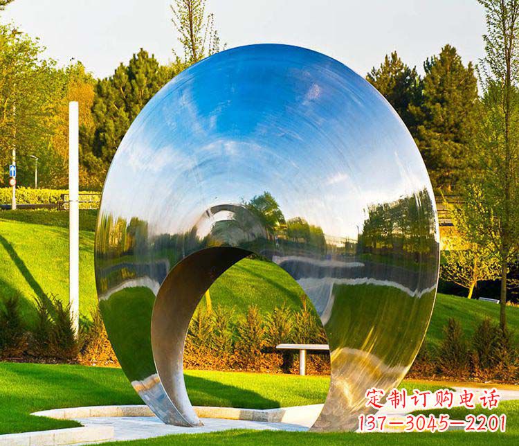 绵阳环环相扣的圆环雕塑