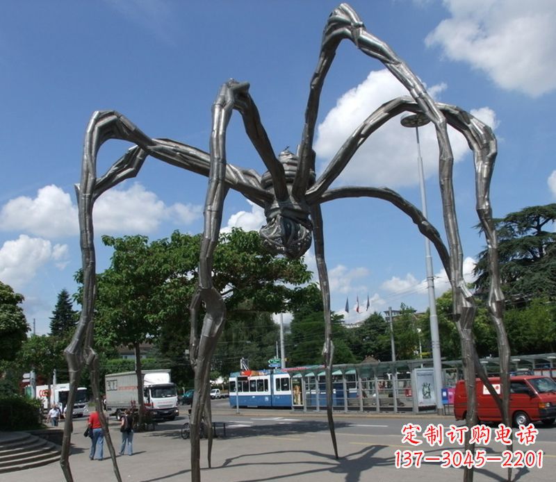 绵阳蜘蛛侠雕塑点缀不锈钢的景观