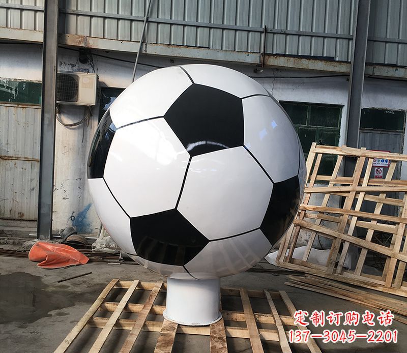 绵阳激发足球热情的不锈钢足球雕塑