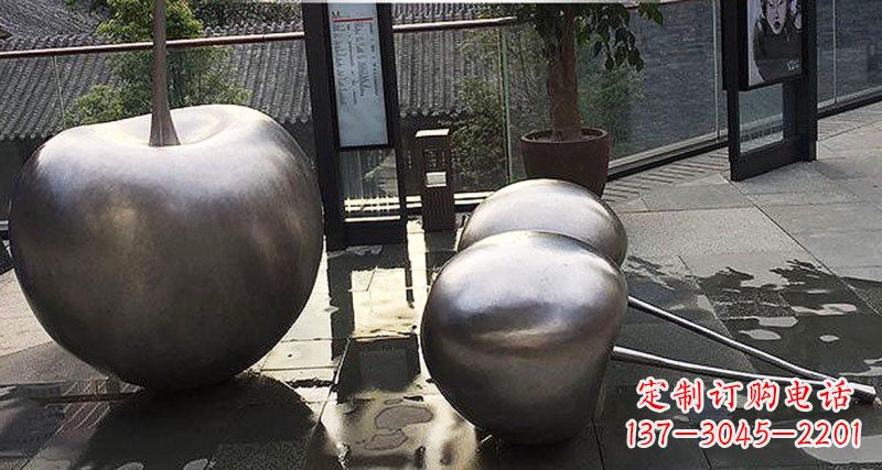 绵阳樱桃雕塑点缀步行街美丽景观