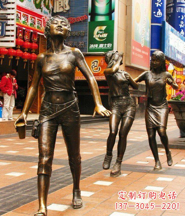 绵阳步行街逛街的女孩以铜雕的形式永久保存