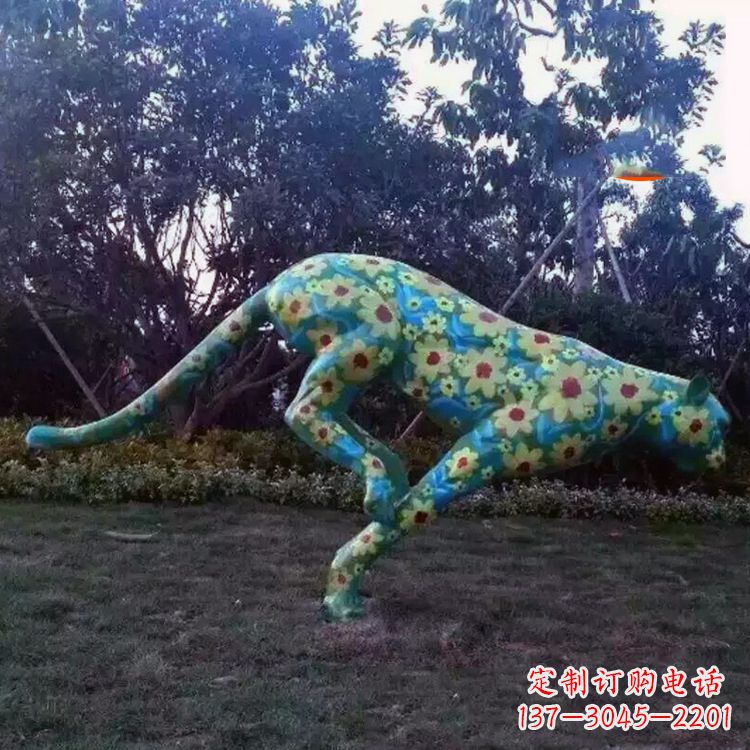 绵阳玻璃钢彩绘豹子雕塑艺术与自然的完美结合