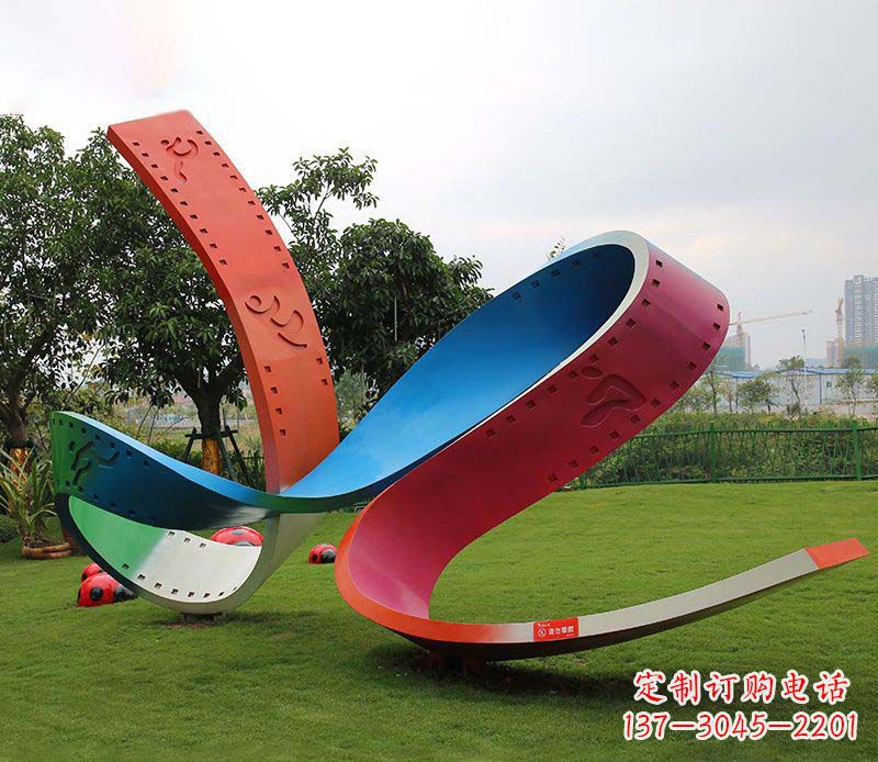 绵阳动态彩色不锈钢胶卷雕塑