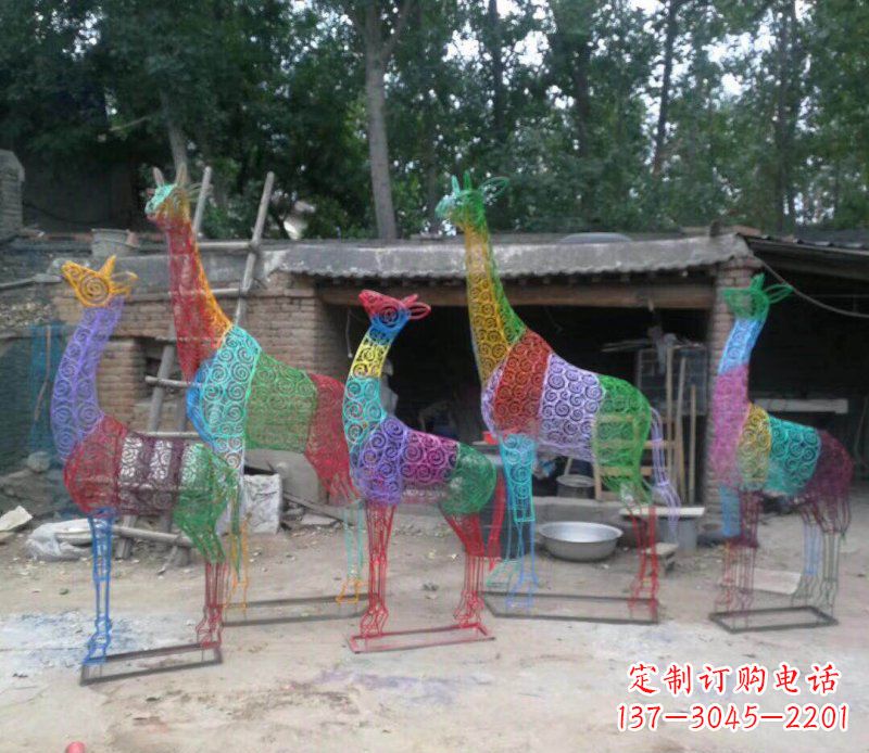 绵阳彩色不锈钢镂空长颈鹿雕塑它的美丽