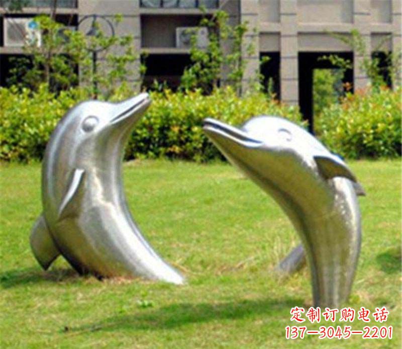 绵阳海豚雕塑草坪上的精美装饰