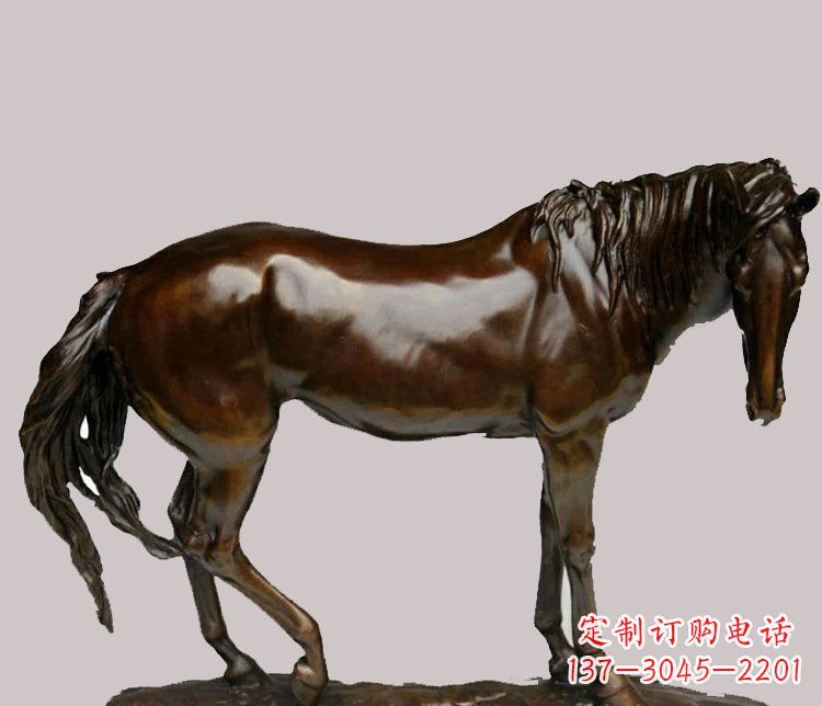 绵阳草原上的动物雕塑